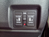 リア両側パワースライドドアです。運転席にある、このスイッチによる操作もできます。