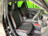 運転席まわりには十分なスペースがあり、大柄な方でもゆったり運転していただける環境です。