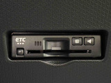 ETCカードを挿入することで高速道路を利用する際の支払いがキャッシュレスになったり、ETCスマートインターチェンジが利用できたり、とても便利なアイテムです!保証は修理保証のみとなります。