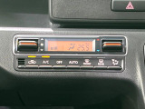 【オートエアコン】一度お好みの温度に設定すれば、車内の温度を検知し風量や温度を自動で調整。暑い&hellip;寒い&hellip;と何度もスイッチ操作をする必要はありません。快適な車内空間には必須の機能ですね♪