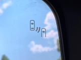 【ブラインドスポットワーニング】走行中、ドアミラーの死角になりやすい箇所に後続車が接近するとサイドミラー付近に警告を表示、ドライバーに注意喚起をしてくれます。