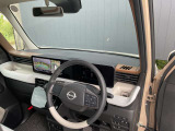 ガラスエリアが広く見晴らしのいい運転席。疲れにくいシートと相まって、安全快適に日常をサポートしてくれます。