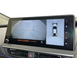 パノラミックビューモニターを装備。駐車場や交差点でクルマを真上から見るように周囲を確認できます。機能の詳細は販売店スタッフまでおたずねください。