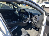 高いホールド性で運転姿勢が安定します。長距離ドライブでも疲れにくいのが魅力です。快適なドライビングライフをお送りください♪