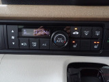 運転席からも手が届きやすく、操作しやすい空調コントロールパネル。オートエアコンなので操作の煩わしさが無くオールシーズン快適にドライブできます。快適空間で運転に集中できますね。