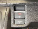 セレクトレバーの右に電子制御パーキングブレーキがあります。スイッチひとつで、停車した地点の傾斜などをシステムが検知・判断してブレーキ力を自動的に最適制御し、しっかり停車できるパーキングシステムです。