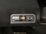 ハンドルの左下にETC2.0がついています。高速道路の料金所の通過も楽々です!。 カードの取り出しもしやすい場所についています。