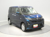 【右前斜め】視界が広く車両感覚が掴みやすい運転席です。フロントガラスが大きく見晴らしが良いので、ゆとりを持って運転に集中できます。