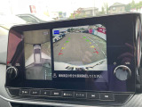 車を真上から見ているように、周囲の状況を把握しながら安心して駐車が行えるアラウンドビューモニター装備!