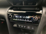 オートエアコンは温度を設定するだけで、自動で風量などを設定してくれます。運転しながら操作も必要ないので、安全性も向上します。