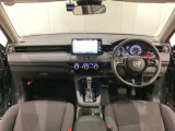 車内は光触媒抗菌消臭施工済です。スタイリッシュなデザインでスポーティなインパネ周りを演出します。グローブボックスやカップホルダーのほかにトレーなどたくさんの収納スペースが付いています。