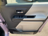 パワーウィンドウ装備です。運転席はオートになっているので、ワンタッチ開閉することが出来ます。