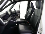 高いホールド性で運転姿勢が安定します。長距離ドライブでも疲れにくいのが魅力です。快適なドライビングライフをお送りください♪