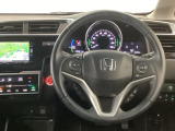 【ハンドル】運転にかかわる様々な操作を安全に行えるように視点移動が少なく操作性に配慮されたスイッチ類が凝縮されたコックピットです。