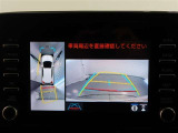 パノラミックビューモニター付きです。車両を上から見たような映像をモニター画面に表示。運転席からの目視では見にくい、車両周辺の状況をリアルタイムでしっかり確認できます。