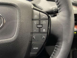 ステアリングスイッチ付きで、運転中に視線を前に向けたまま操作できます。