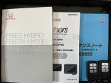 スマートキーは鍵をバッグに入れたままでもドアロックの開閉やエンジンのON・OFFができます。夜間や雨の日も鍵を探さなくて良いので便利です。