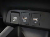 ◆USB接続端子◆スマホやiPodなどを接続して、いつもの音楽を車内でもお楽しみいただけます♪
