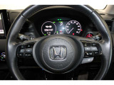 ハンドル左側にはオーディオ操作が出来るオーディオリモートコントロールスイッチ、右側にはHondaSENSINGとオートクルーズスイッチを装備!長距離運転や高速道路の運転では大活躍です!