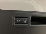 パワーバックドアは荷物の出し入れがしやすい優れものです!スイッチひとつで重いバックドアが締まります!日用品の大量買い出しにも大活躍します!