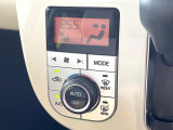 【オートエアコン】一度お好みの温度に設定すれば、車内の温度を検知し風量や温度を自動で調整。暑い&hellip;寒い&hellip;と何度もスイッチ操作をする必要はありません。快適な車内空間には必須の機能ですね♪