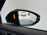 ●アウディサイドアシスト『後方の死角を並走する車両を検知しドアミラーの内側のLEDが点灯。ドライバーに注意を促し事故を未然に防ぐシステムです。』