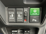 狭い所でも乗り降り楽々な両側電動スライドドアです!簡単にドアの開閉が出来る為女性やお年寄りにも優しく荷物で手が塞がった時なども大変便利です!燃費の向上に有効なECONスイッチ、障害物センサー付きです!