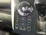 【オートエアコン】一度お好みの温度に設定すれば、車内の温度を検知し風量や温度を自動で調整。暑い&hellip;寒い&hellip;と何度もスイッチ操作をする必要はありません。快適な車内空間には必須の機能ですね♪