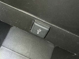 充電用USB端子付き。スマートフォンなどの充電に便利です。