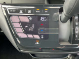オートエアコン搭載です。ボタンでの簡単な操作で、室内を快適な温度にしてくれますので、夏場や冬場でも快適なドライブができます。