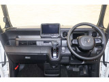 操作性に優れた運転席となります!小物入れや各ボタンの配置にこだわり、使いやすいです!座り心地もよく視認性も良好なのでロングドライブもお任せ下さい!
