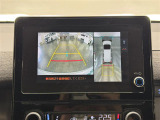 【パノラミックビューモニター】自車周辺をぐるりと俯瞰できるカメラで危険を察知。上空からの映像で自動車や障害物の位置が詳細に確認できるので、狭い駐車場でも安心して駐車できますね。
