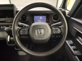 ハンドルにHondaセンシング系のクルーズコントロールやレーンキープアシストなどのスイッチと、オーディオの操作スイッチが装備されています。ハンドルから手を離さず安全に操作できます。