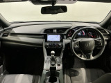 使いやすいレイアウトのダッシュボード周辺です。オートエアコンや小物入れなど嬉しい装備が満載です。