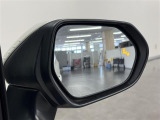 【BSM:ブラインドスポットモニター】ドアミラーでは確認しづらい後側方エリアに他車を検知すると、鏡面のアイコンが点灯します。その際ウィンカーを操作するとアイコンが点滅し、運転者に注意を喚起します。