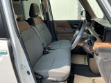 運転席まわりです。実際に座ってみて、乗り心地を体験してみてください。