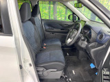 運転席まわりには十分なスペースがあり、大柄な方でもゆったり運転していただける環境です。