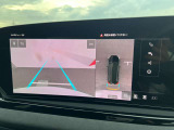 ●360度カメラ『車両の4つのカメラから得た映像を合成し、上空から眺めているような映像をモニターに映し出します。車両周辺の歩行者や障害物などの発見に役立ちます。』