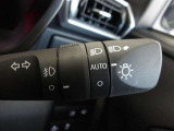オートライト機能装備です!車外の明るさに応じて、自動的にライトの点灯・消灯をしてくれます♪