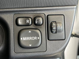 【電動格納ミラー】サイドミラーは電動格納式となっており、狭い駐車場でもキズがつくリスクを抑えられます。