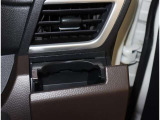 ハンドルの右奥にも【カップホルダー】が付いています。運転しながら使って頂くのにちょうど良い場所ですね。