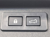 【パワーバックドア】スマートキーや運転席のボタンを押すだけでリアゲートが自動で開閉します!荷物を持っている時や、高い位置にあるバックドアを閉める際に便利な機能です♪