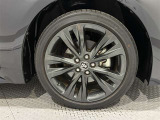 タイヤサイズは(215/45R17)で純正アルミホイールです。