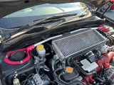 【STIタワーバー】お車の剛性を高めるタワーバーを装備。よりスムーズなコーナリング走行が可能となり、走りも楽しめます。