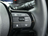◆アダプティブクルーズコントロール◆予め設定した車速内でクルマが自動的に加減速。前走車との適切な車間距離を維持しながら追従走行します。【LKAS】車線維持支援システムでステアリング操作を支援。