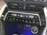 【オートエアコン】車内温度を感知して自動で温度調整をしてくれるのでいつでも快適な車内空間を創り上げます!どの席に座っても快適なドライブが楽しめます♪