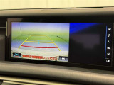 バックモニター付なので後退時に後方が見えるので安心。 車は構造上、死角がたくさんなので万が一を考えると必須ですね。 あくまで補助の為の装備、バックは目視で確認する事が重要ですよ。