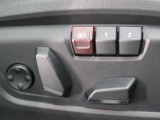 【メモリー機能付きパワーシート】運転手が代わってもボタン一つで設定ポジションに。常にご自身のドライブ設定が整います。