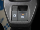 電動パーキングブレーキ搭載で指一本で簡単に操作することができます。さらに停車中に、ブレーキペダルを踏み続けなくても、自動的にブレーキを保持する機能である、オートブレーキホールド付きです。