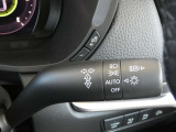 アダプティブLEDヘッドライト ハイビーム(AUTO)走行時、先行車や対向車の部分だけ自動的に減光します。路肩の歩行者、標識など見つけやすくなります。